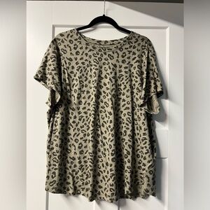 Old Navy everywear tee. Size 2X. Green leopard print.